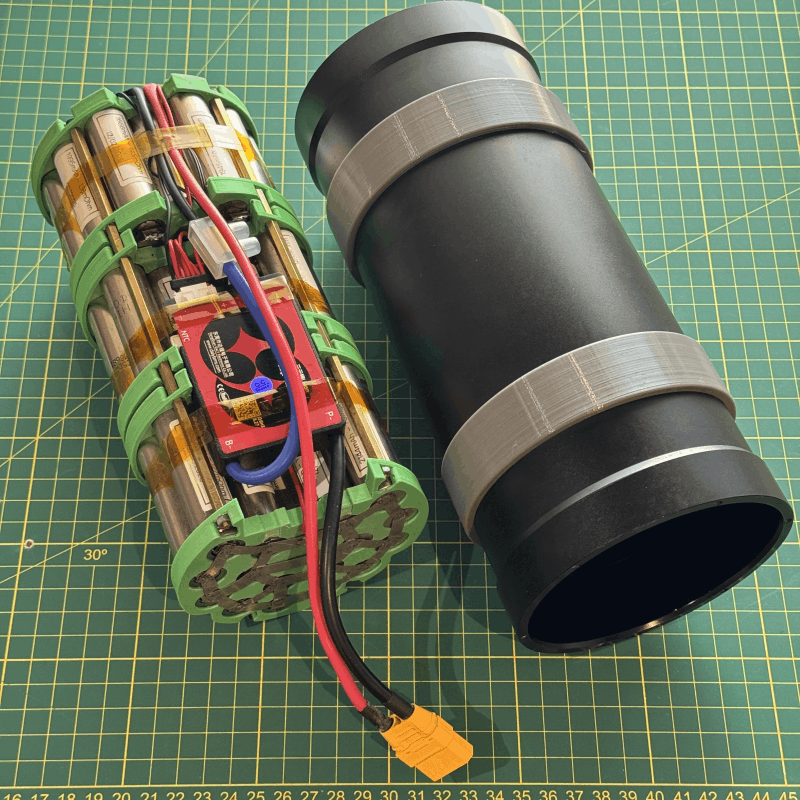 Pack de baterías 18650 y cilindro de aluminio.