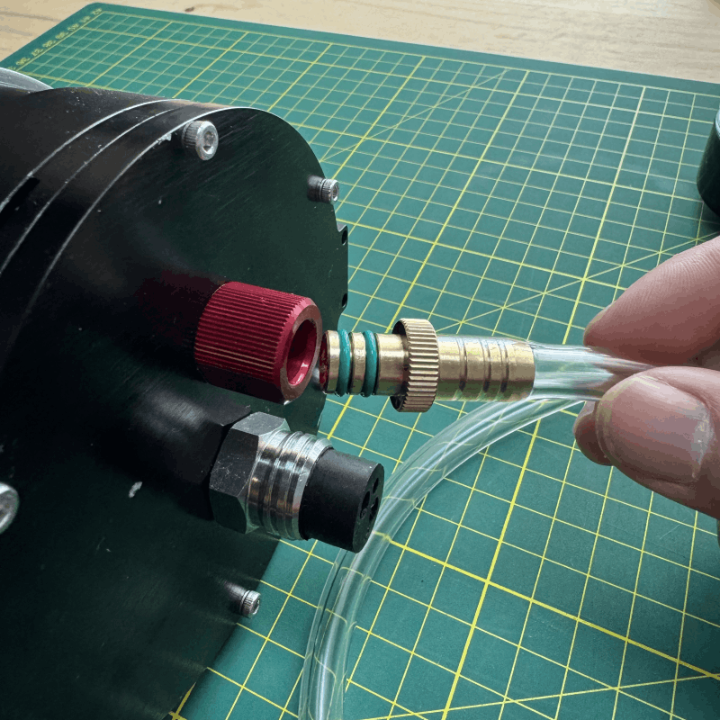 Conexión de la bomba de vacío con el módulo de energía.