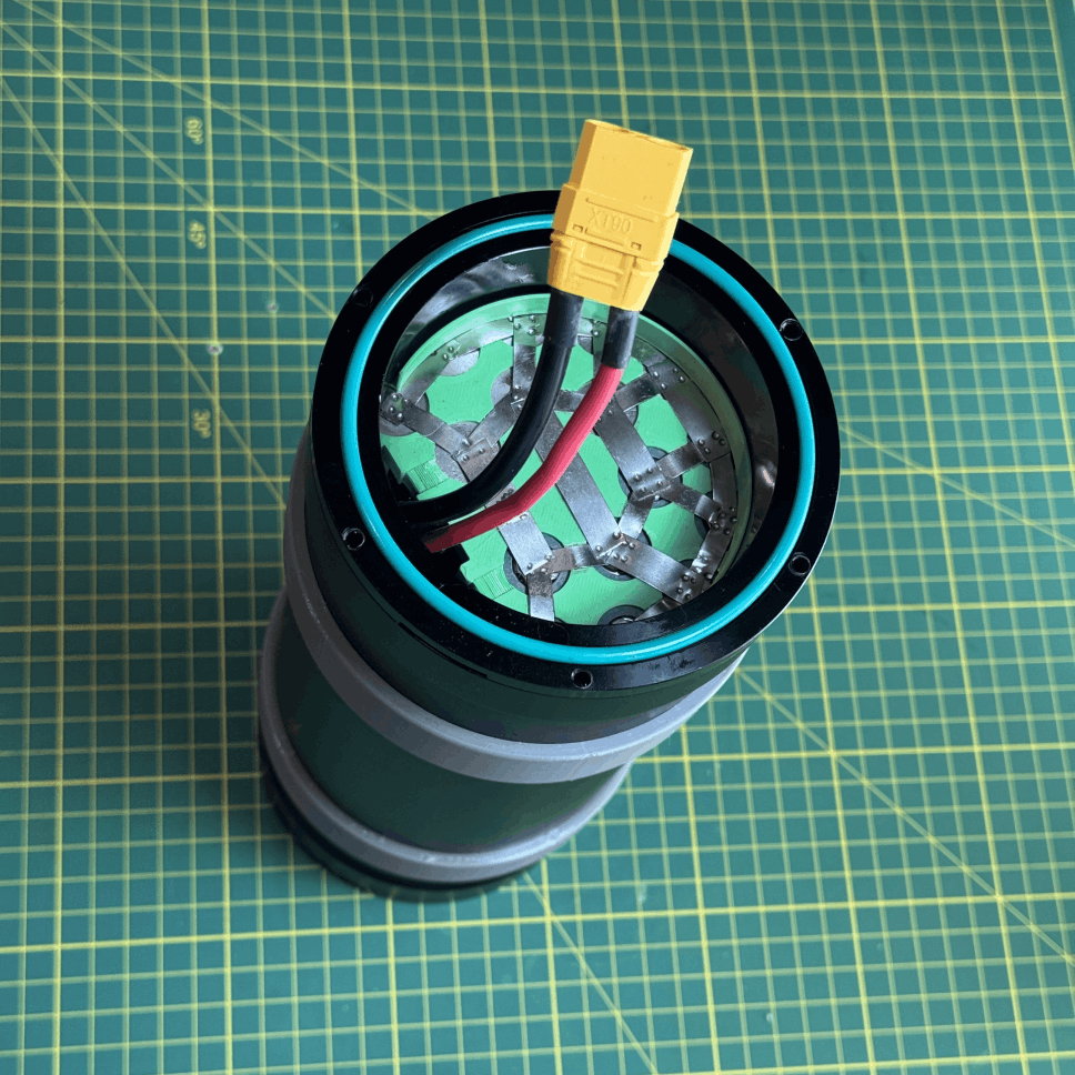 Pack de baterías alojado a la interna del cilindro de aluminio.