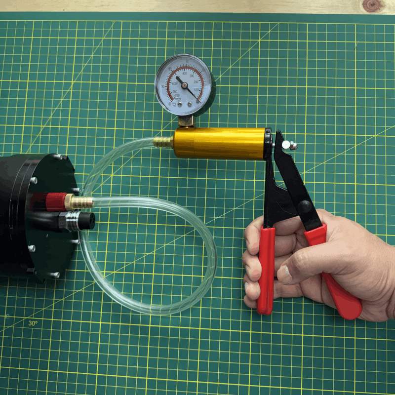 Extracción de aire con la bomba de vacío.